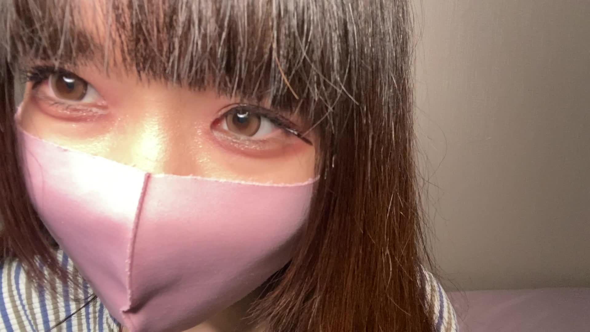 Petite horny chick diligently rubbing her pussy on cam