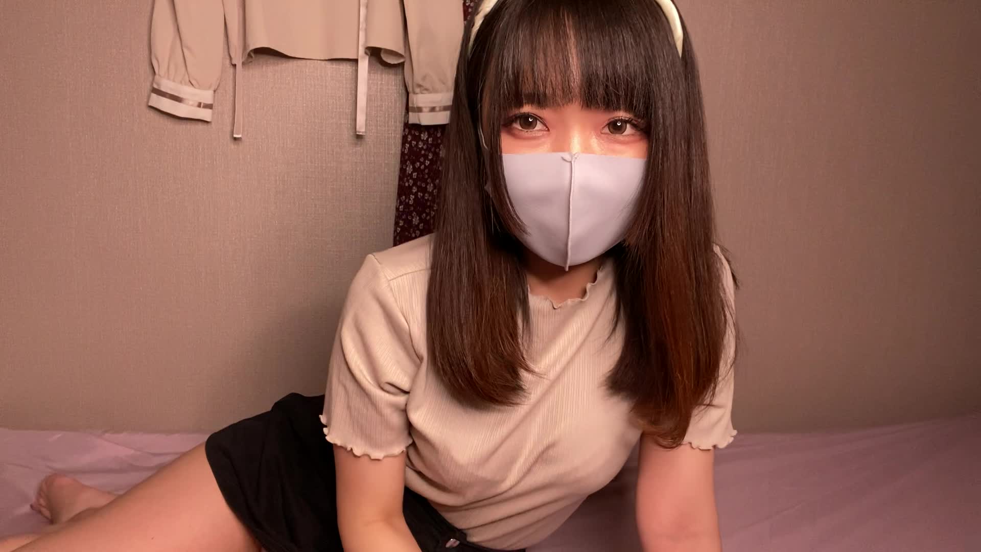 Sex-hungry teen fingerfucks herself and orgasms hard