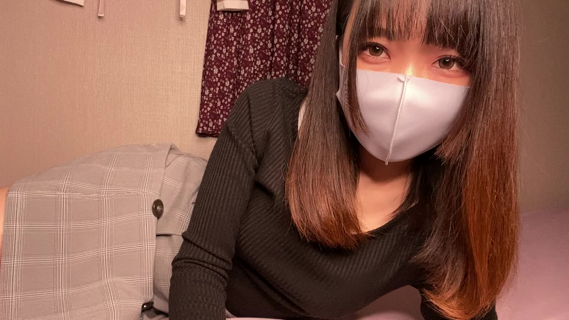 Gorgeous Japanese model enjoys masturbating on camera